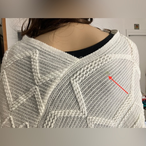 ๐
บNever used Mia & Tess Ivory/Cream Fringe Triangle Point Poncho Wrap One Size - Picture 9 of 12